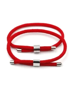Les bracelets en tissu rouge pour couple